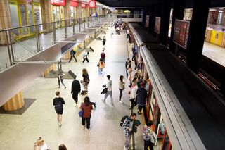 Warszawa. Duże utrudnienia w metrze na kilku stacjach, dlaczego pociągi się spóźniają? 