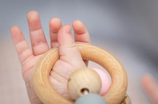 Te ćwiczenia pomogą niemowlęciu chwytać zabawki i zacząć pierwsze przygody dzieciństwa