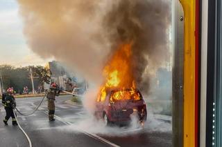 Pożar samochodu w centrum Torunia. Auto płonęło jak pochodnia