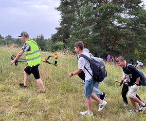 Akcja na polu, gdzie znaleziono Wampirkę z Pnia. Młodzi chodzili z detektorami, niedługo wracają tam archeolodzy