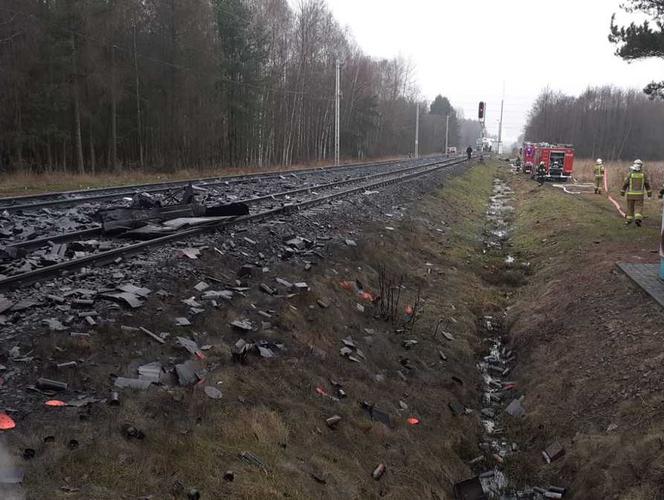 Widełka. Groźny wypadek na przejeździe kolejowym! Samochód zderzył się z szynobusem 