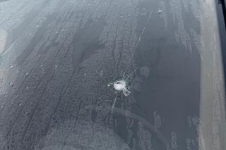 Pępowo. Nieznany sprawca ostrzelał budynek i samochód pod Kartuzami 