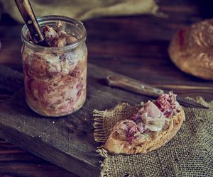 Karkówka z kapustą kiszoną – pomysł Karola Okrasy na domowę konserwę w słoiku 