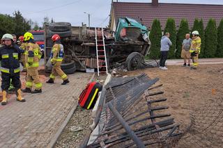 Wola Radłowska. 21-latek nie zapanował nad bmw. Uderzył w ciężarówkę z ziemią