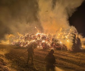 Pożar na polu. Spłonęło 1000 balotów słomy