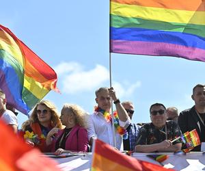 Parada Równości przeszła ulicami Warszawy. Tłumy uczestników