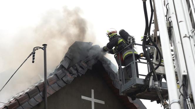 Ogień na plebanii pojawił się w czasie mszy. Żywioł strawił majątek parafian 