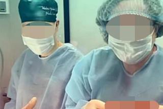 Chirurg wyciął kształt serca z ciała pacjenta i z nim pozował! Szokujące zdjęcia