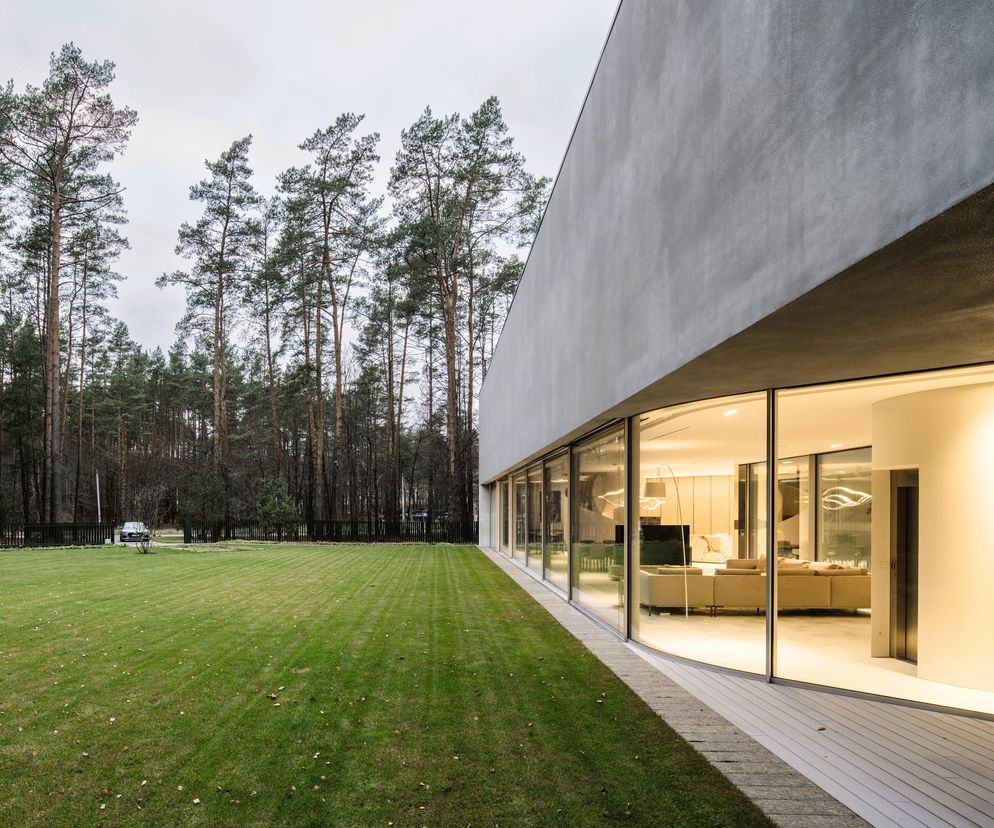 23 | Duże przeszklenia eksponują dom na słońce i zapewniają widok na ogród