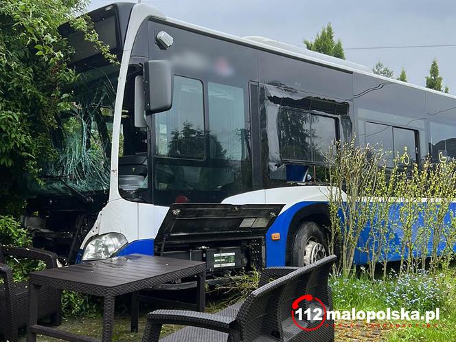 Wola Zachariaszowska. Kierowca autobusu wypadł z jezdni i uderzył w ogrodzenie. Wiózł 12 osób