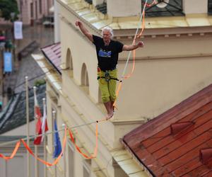   Urban Highline Festival 2023 w Lublinie. Slacklinerzy robią cuda na linach!