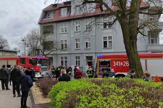 Pożar mieszkania w Toruniu. Dwie osoby w szpitalu, osiem zastępów straży w akcji