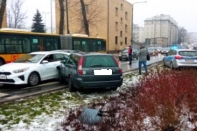 Wypadek przy ul. Wawelskiej. Kierowca miał atak padaczki? [UTRUDNIENIA WARSZAWA]