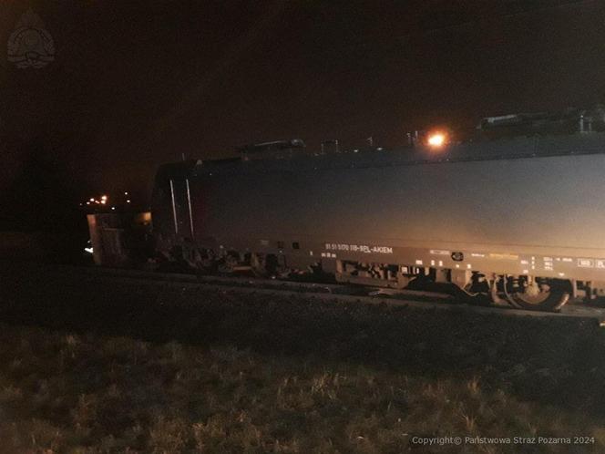 Łódź. Wypadek na przejeździe kolejowym. Tir zderzył się z pociągiem towarowym [ZDJĘCIA].