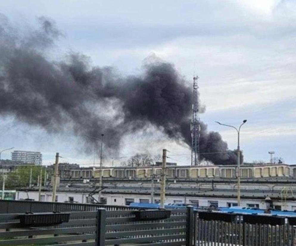 Czarne chmury dymu nad Wrocławiem. Paliły się śmieci i stare opony. Dym unosił się kilkadziesiąt metrów nad ziemią