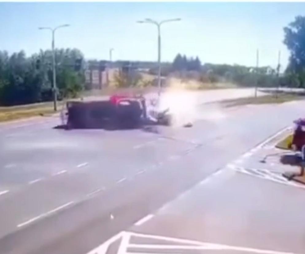 Groźny wypadek w Lubinie! Przewrócił się wóz strażacki! [NAGRANIE]