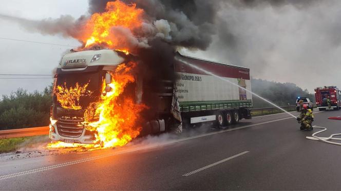 Ogromny pożar tira w Jeleniej Górze. Kłęby dymu nad obwodnicą 