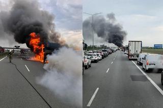 Dźwig stanął w ogniu na autostradzie A2. Słup dymu było widać z daleka