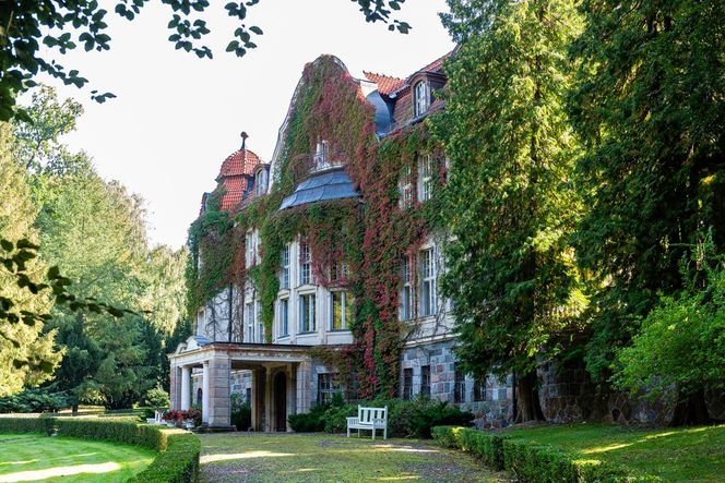 Ten zabytek na Warmii zwiedzają tysiące turystów. Jesienią wygląda magicznie!