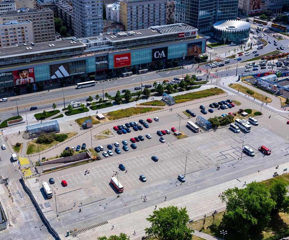 Parking w południowej części placu Defilad widziany z Pałacu Kultury i Nauki