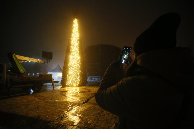 Tak wygląda choinka w Kijowie. Smutny widok w ogarniętym wojną kraju