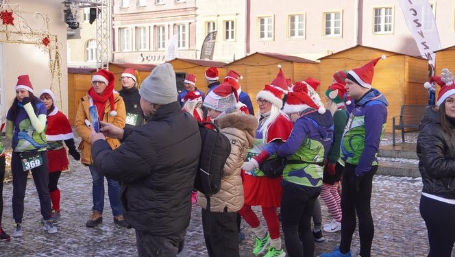 Bieg Mikołajów w Olsztynie. Około 400 osób pobiegło w charytatywnym celu [ZDJĘCIA]