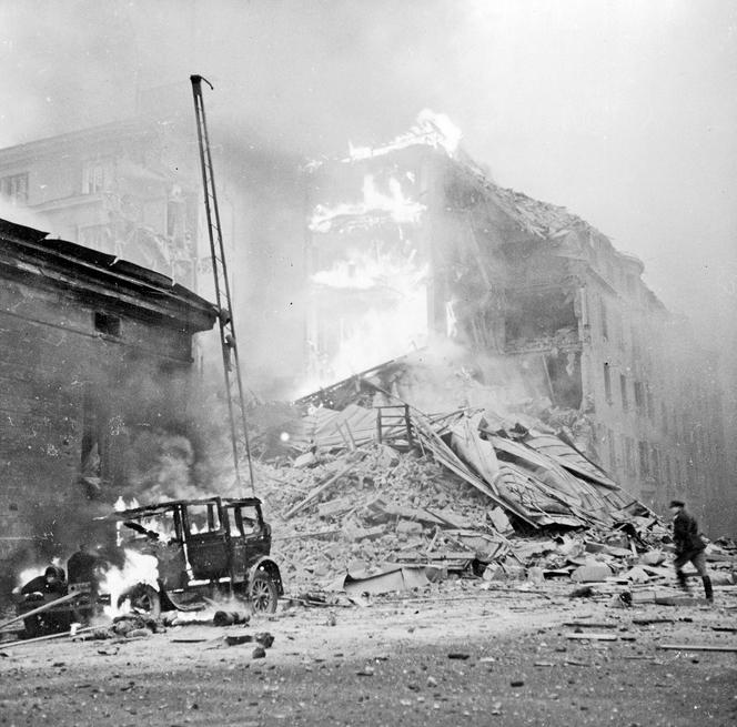 Helsinki, stolica Finlandii, zbombardowana przez radzieckie samoloty. Grudzień, 1939.