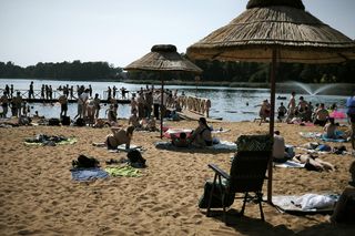 Upał, leżaki i hawajskie klimaty. Tłumy wypoczywających na plaży w Osiecznej