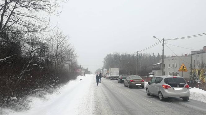 Tragiczne warunki na świętokrzyskich drogach. Korek na drodze nr 42 w kierunku Starachowic