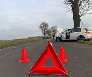 Poważny wypadek podczas wymijania w pow. gostyńskim. Lądował śmigłowiec LPR