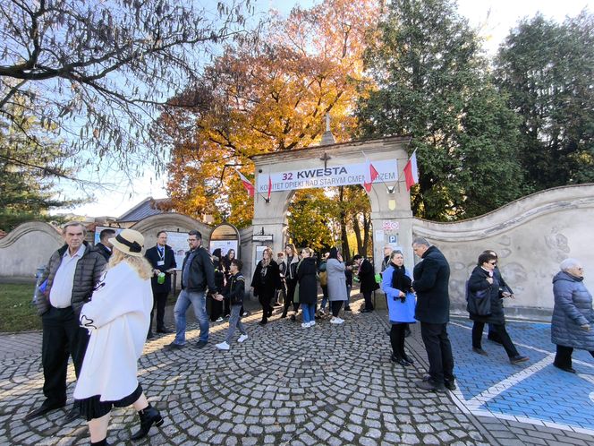 Słoneczna pogoda sprzyjała. 32. Kwesta Na Odnowę Zabytków Starego Cmentarza w Tarnowie