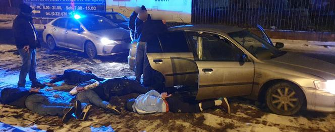 Kradli z samochodów damskie torebki