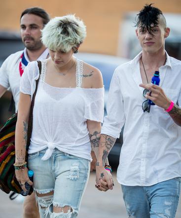 Paris Jackson w kolczykach z liściem marihuany
