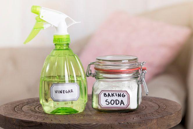 Czyścisz dom z pomocą sody i octu?  Lepiej ich nie łącz - radzi chemiczka