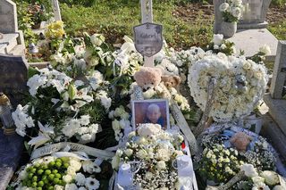 Mama Gabrysia widzi z okna jego grób. Prokuratura bada sprawę przeterminowanej szczepionki