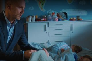 M jak miłość, odcinek 1699. Andrzej Budzyński (Krystian Wieczorek), Magda (Anna Mucha), dziewczynka z Ukrainy - Nadia (Mira Fareniuk)	