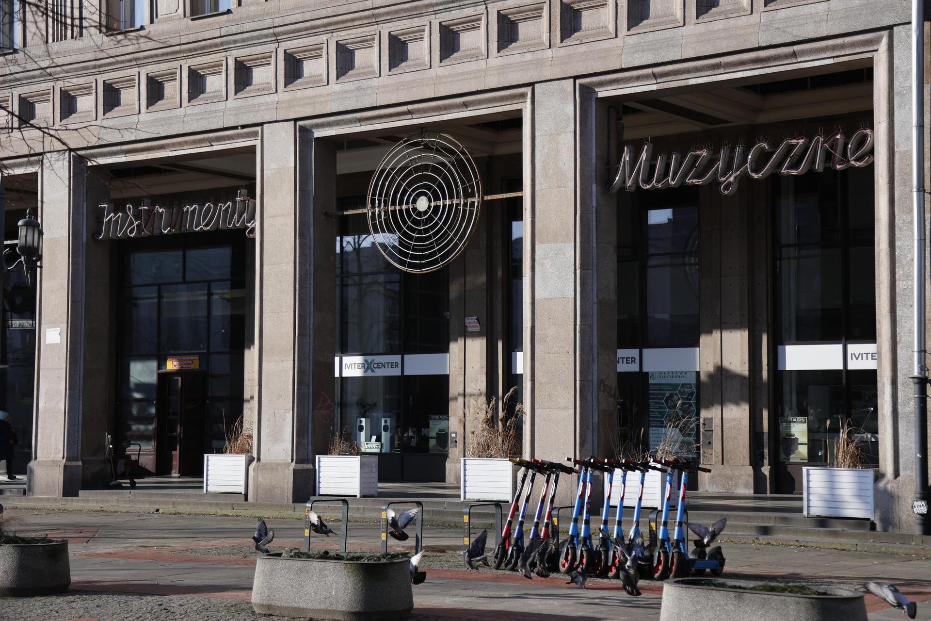 Warszawskie neony z PRL-u - zobacz zdjęcia iluminacji i sprawdź, gdzie je znaleźć