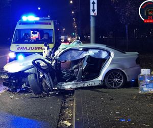 Potworny wypadek w Warszawie. BMW roztrzaskane o drzewo, kierowca zakleszczony