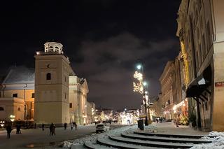 Warszawska iluminacja w śnieżny wieczór