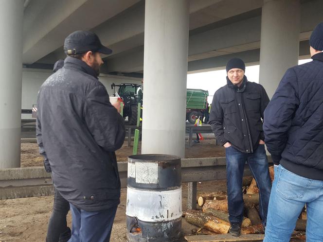 Lekceważenie władzy jest absolutne - skarżą się rolnicy protestujący na S5 koło Leszna. To jeden z większych protestów w kraju 