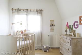 Biel i drewno w pokoju niemowlaka