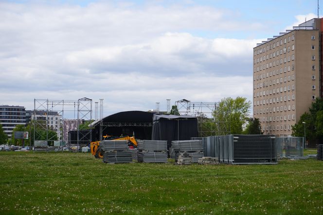 Miasteczko juwenaliowe w budowie