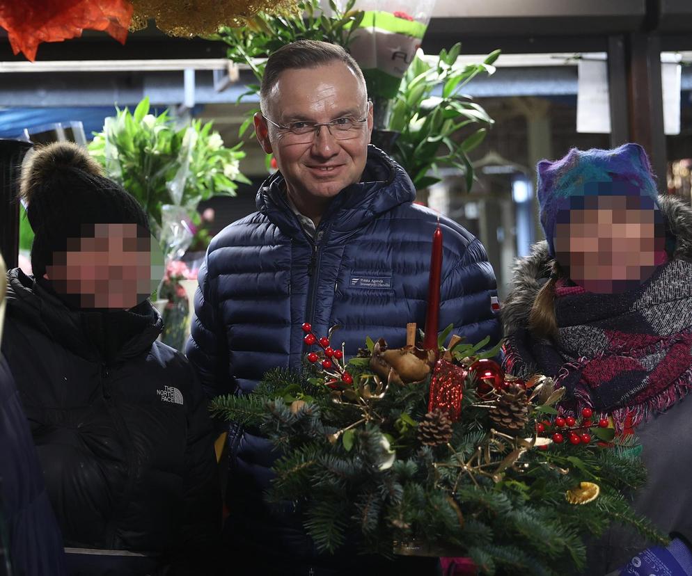 Prezydent Andrzej Duda podczas przedświątecznych zakupów na Nowym Kleparzu w Krakowie
