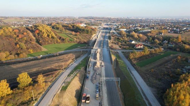 Tak na najnowszych zdjęciach prezentuje się północna obwodnica Krakowa S52