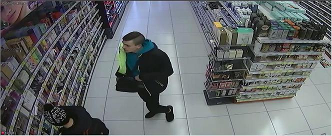 Policja poszukuje złodziei! Nagrał ich monitoring. Poznajesz ich? DZWOŃ na komendę! 