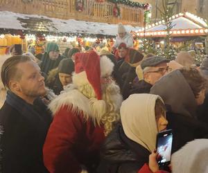 Ale blask! Choinka we Wrocławiu już świeci! Świątecznie rozświetliła cały Rynek [ZDJĘCIA]