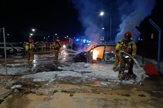 Pożar aut na składowisku w Łódzkiem. Płonęły dwa samochody, w tym elektryczny