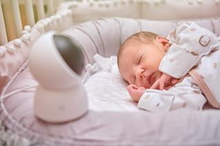 Z tego powodu najczęściej umierają śpiące niemowlęta. Nowe wytyczne pokazują, czego unikać