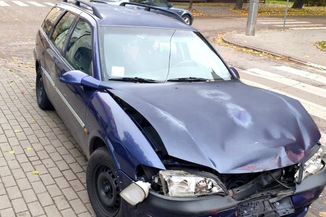 Szczytno. Wjechał w tył osobówki. Oddał pokrzywdzonej swoje dokumenty, kluczk od pojazdu i uciekł