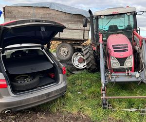 Drogowa demolka pod Rawiczem. Osobówka huknęła ciągnik, aż urwały się koła